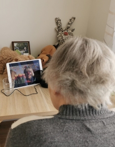 Clowns in Medizin und Pflege Online-Einsatz Kölner Klinikclowns Chilli mit Bewohnerin